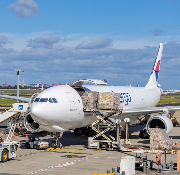 Carga siendo preparada para un envío aéreo